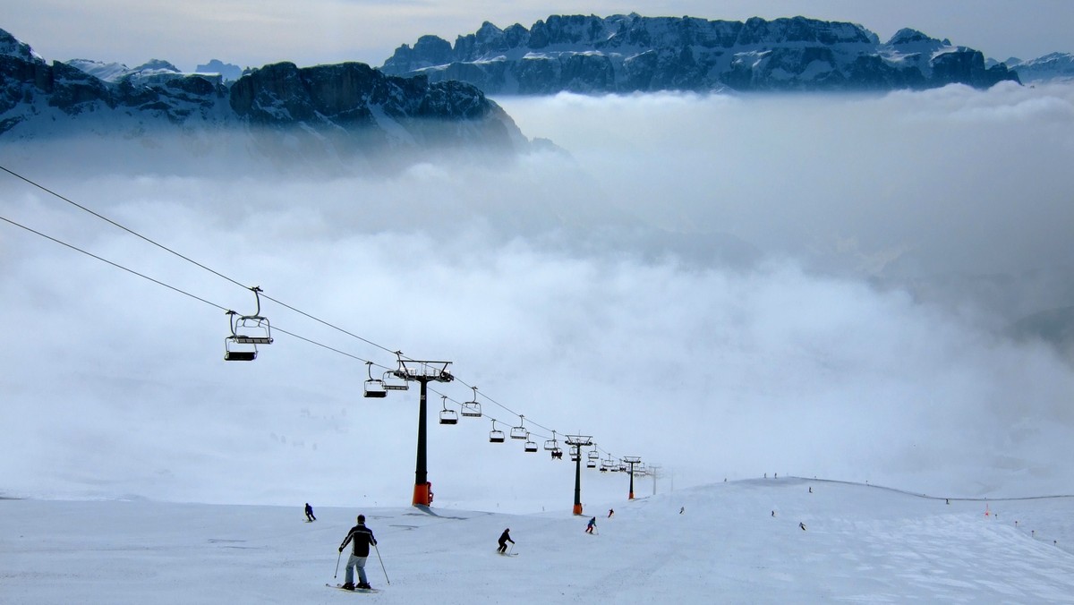 Ciała sześciu alpinistów znaleziono rano na wysokości 2700 m n.p.m. w Alpach Zachodnich, na południowym wschodzie Francji - podała agencja AFP, powołując się na służby ratownicze. Narodowość alpinistów nie jest znana.