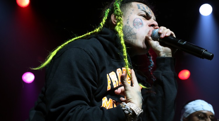 Tekashi 6ix9ine fellépés közben 2018. október 28-án New Jersey államban