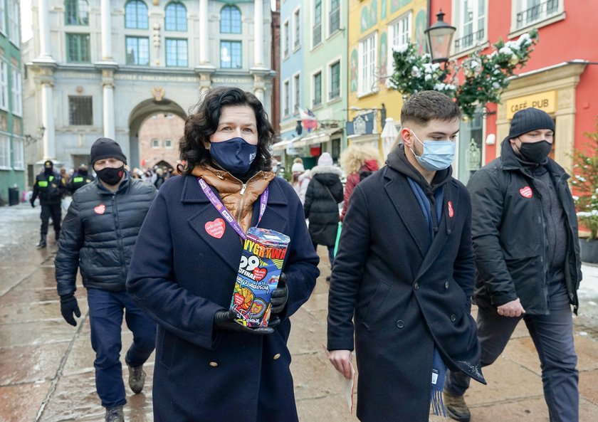 Aleksandra Dulkiewicz podczas zbiórki pieniędzy dla WOŚP na ul. Długiej.