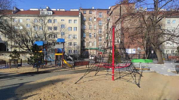 Strefy rekreacji i plac zabaw to tylko część prac, które wykonano na podwórzu.