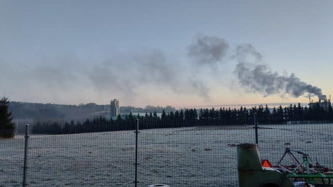 Dym z kominów fabryki w Krzywaczce, fot. Maciej Fijak