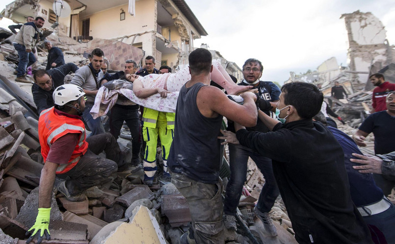 Do co najmniej 50 wzrosła liczba ofiar śmiertelnych trzęsienia ziemi o sile 6,2 w skali Richtera, które w środę nad ranem nawiedziło środkowe Włochy - wynika z informacji podawanych przez miejscowe media. Poprzedni bilans mówił o sześciu zabitych.