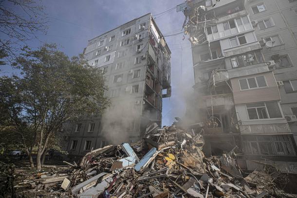 Zniszczenia w Zaporożu po rosyjskim ataku rakietowym na miasto