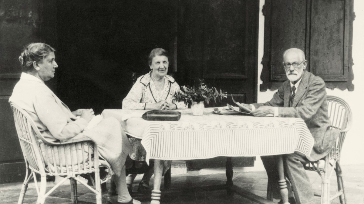 Sigmund Frojd sa suprugom Martom  i svastikom Minom