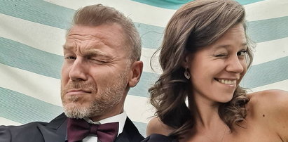 Gwiazdor "M jak miłość" świętował 5. rocznicę ślubu. Jego żona przesłała fanom "buziak kaloryczny"