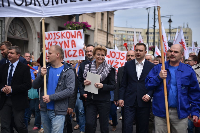 Pracownicy Wojskowych Zakładów Lotniczych manifestowali poparcie dla inwestycji Airbusa w Łodzi