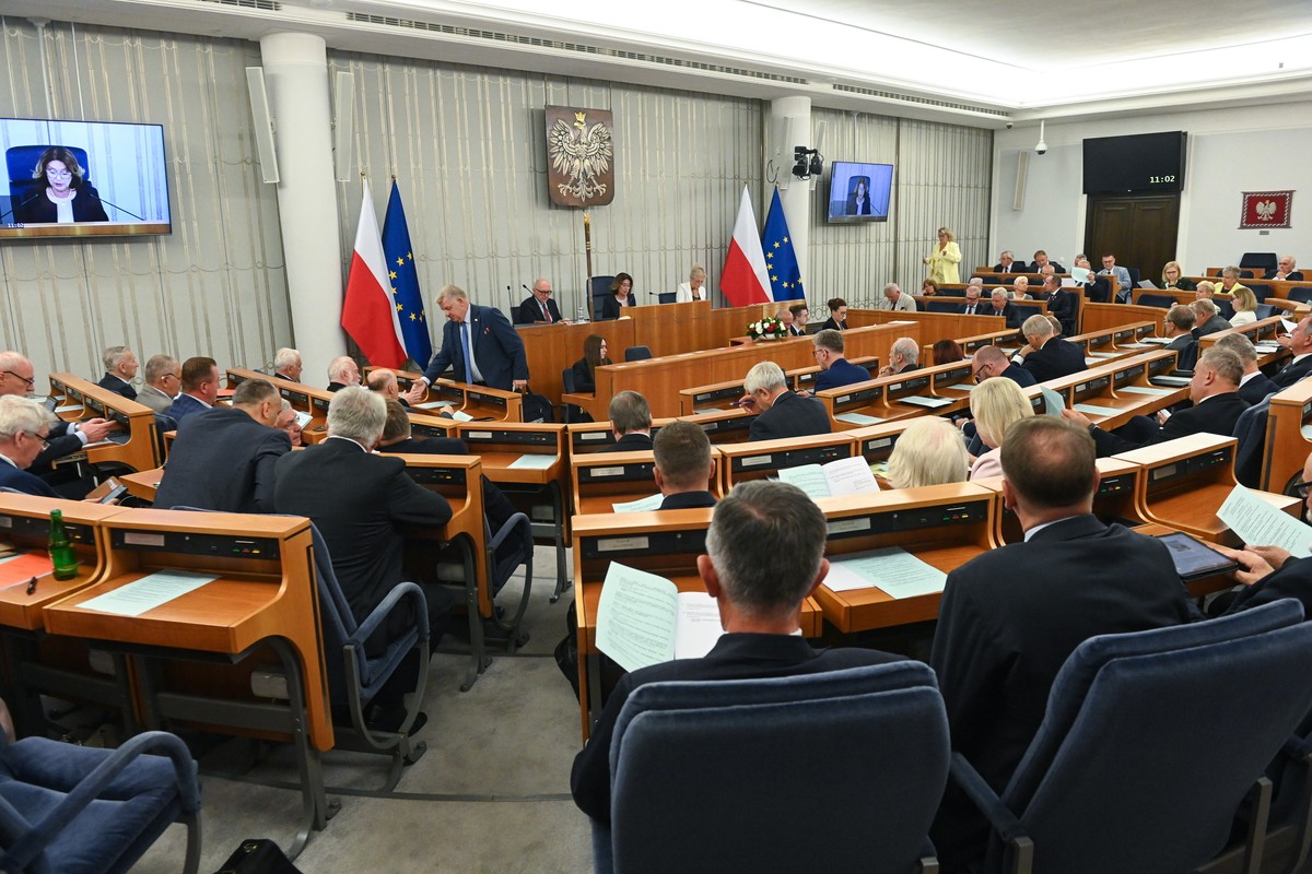 Senat, sala obrad. Na sali siedzą senatorzy