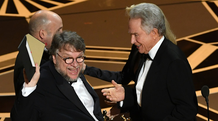 Guillermo del Toro a borítékot mutatta fel a színpadon /Fo­tó: Getty Images