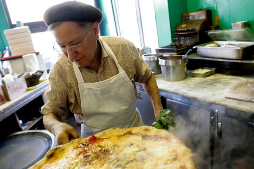 Sędziwy Domenico DeMarco z kultowej pizzerii Di Fara, gdzie od 56 lat sam przygotowuje najlepsze placki w Nowym Jorku