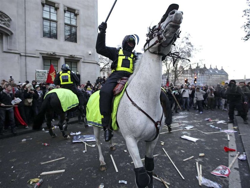 Studenci biją się z policją, atakują auto księcia Karola Foty