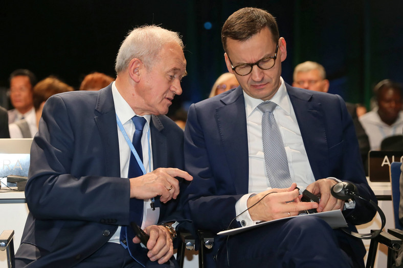 Premier Mateusz Morawiecki (P) i minister energii Krzysztof Tchórzewski (L) podczas panelu Deklaracja Driving Change Together - Partnerstwo na rzecz elektromobilności (2018 r.)