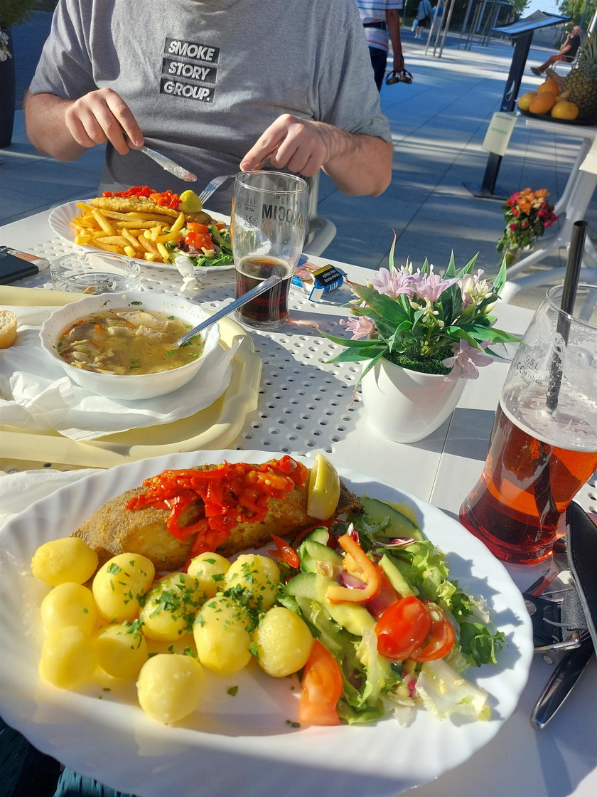 Turystów w knajpach w Świnoujściu nie brakuje.