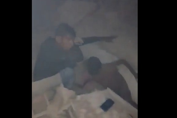 (VIDEO) DECA ISPOD RUŠEVINA, SPASIOCI JEDVA DOŠLI DO NJIH! Najpotresniji snimak iz Venecuele: Pogledajte kako su mališani izvučeni iz gomile betona
