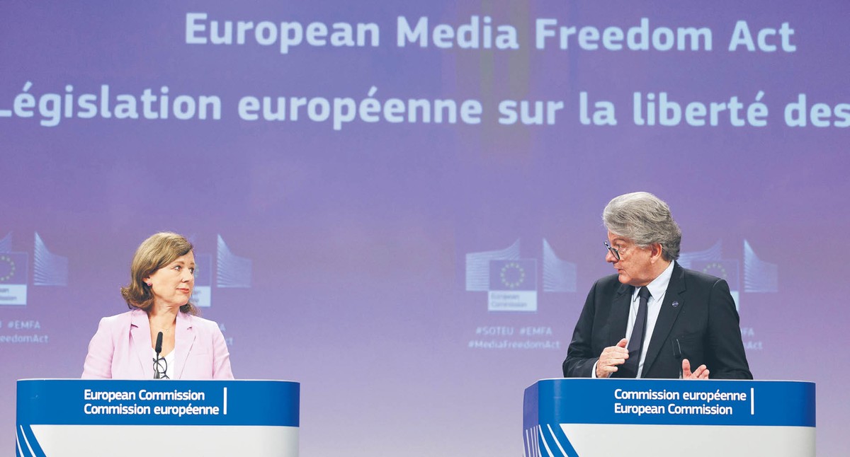 Projekt rozporządzenia przedstawiali Věra Jourová, wiceprzewodnicząca KE, oraz Thierry Breton, komisarz ds. rynku wewnętrznego