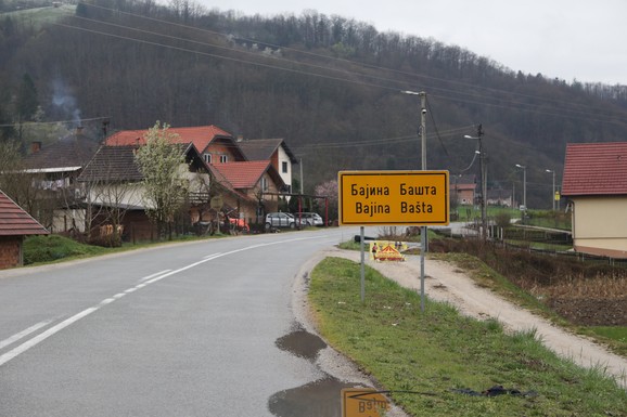 SDPS: Polomljena stakla i izbušene gume na automobilu čiji je vlasnik nosilac liste naše stranke u Bajinoj Bašti