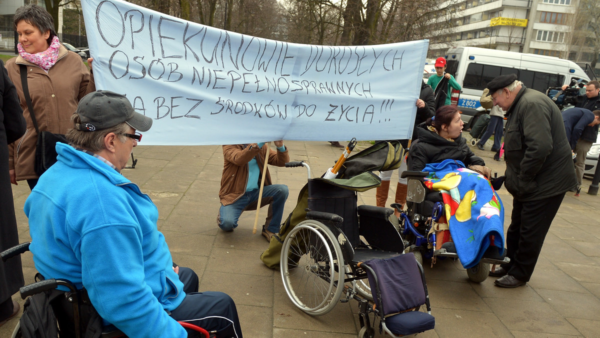 Nie doszło do kompromisu podczas rozmów przedstawicieli protestujących opiekunów dorosłych osób niepełnosprawnych z ministrem pracy Władysławem Kosiniakiem-Kamyszem. Protestujący chcą podwyższenia świadczeń; zdecydowali, że pozostaną przed Sejmem aż do skutku.