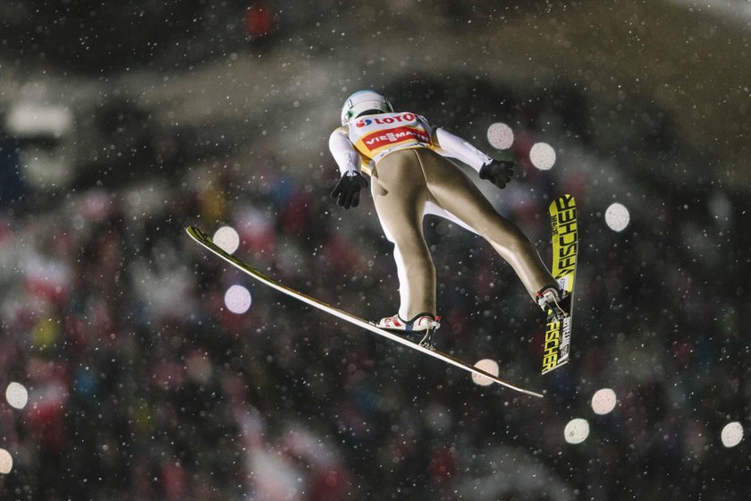 Kamil Stoch bliski groźnego upadku w Zakopanem! Wypięło mu nartę!