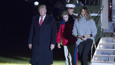 Melania Trump w swetrze i dopasowanych spodniach. W takiej stylizacji rzadko można ją zobaczyć