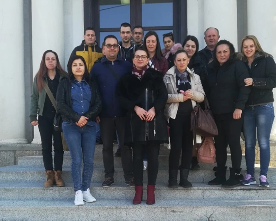 Deo roditelja koji su se fotografisali ispred OŠ "Karađorđe" u Topoli kako bi pružili podršku učiteljici