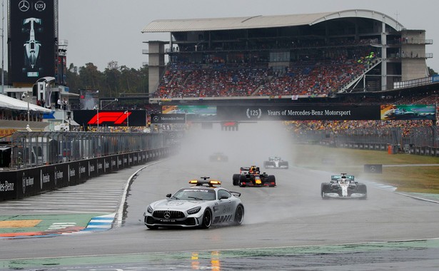 F1: Zaskakujące wyniki deszczowego Grand Prix. Pierwszy punkt Roberta Kubicy [WIDEO]