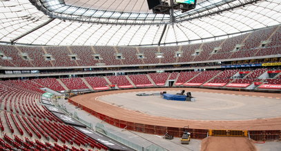 Tor na PGE Narodowym gotowy do wielkiego ścigania. Wiemy, ile tirów z piaskiem wjechało na stadion