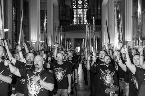 Zaprzysiężenie nowych członków Wojowników Maryi podczas uroczystego zawierzenia tzw. Pasowania Mieczy, bazylika w Niepokalanowie, czerwiec 2019 r. 