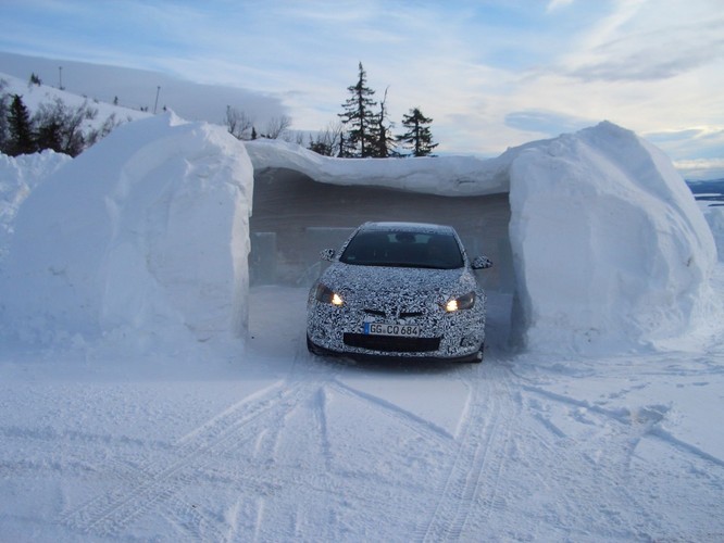 Opel astra OPC - zimowe testy prototypu