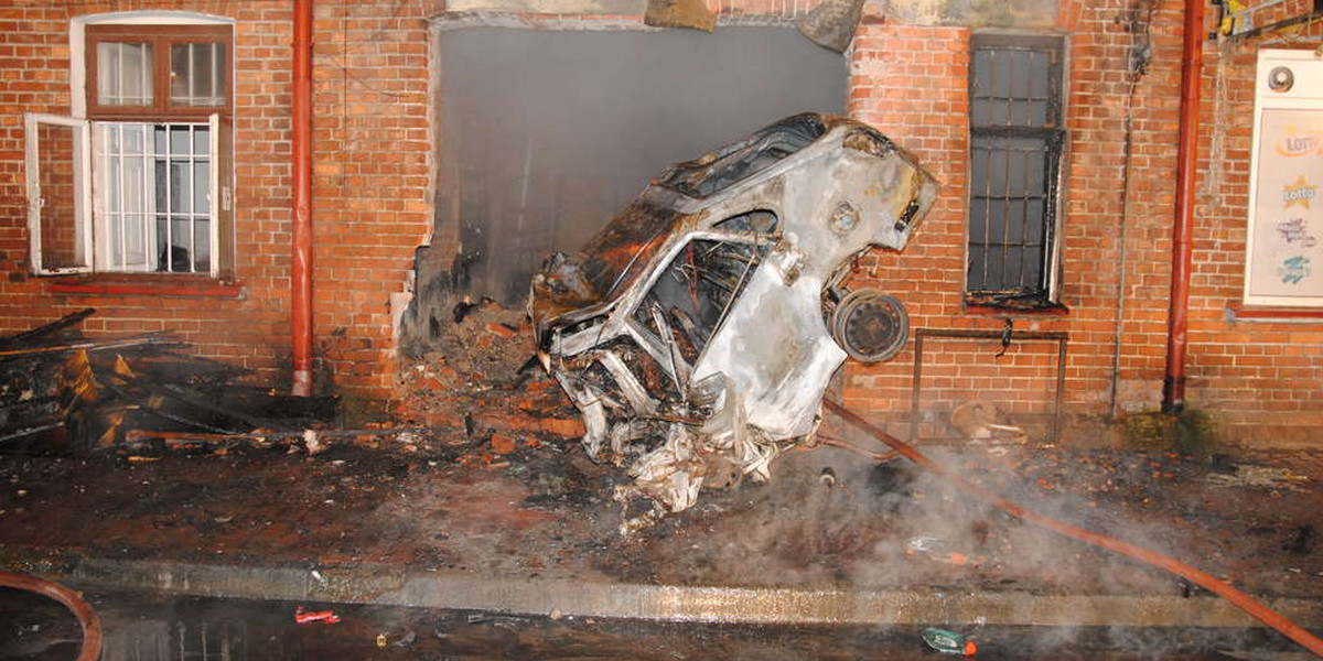 Dłutowo Toyota po uderzeniu w budynek spaliła się