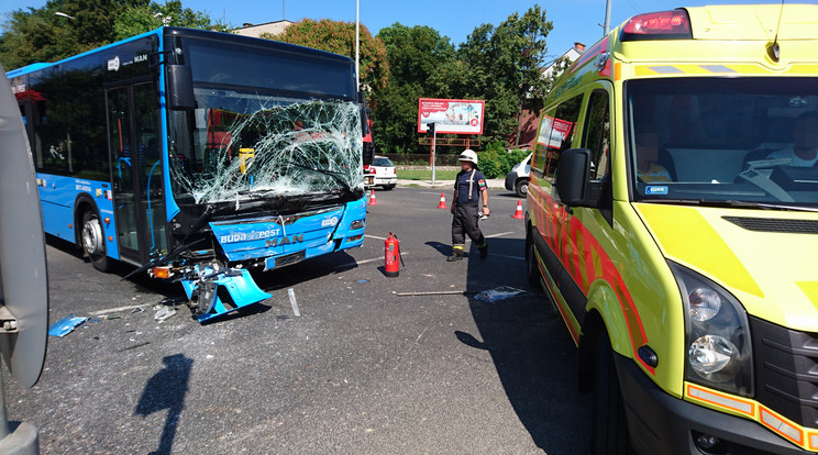 BKK busz karambolozott a 11. kerületben /Fotó: Blikk