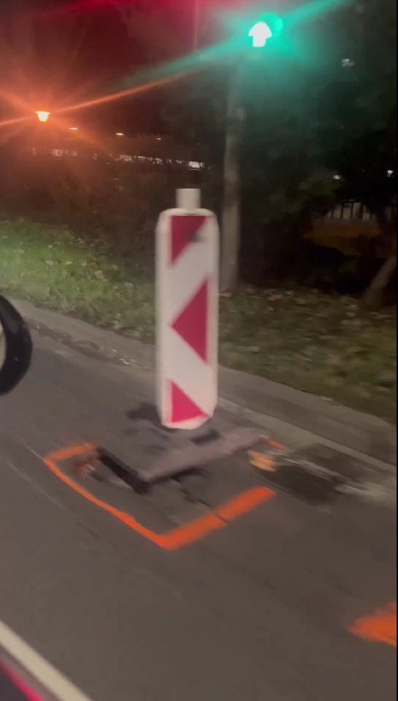 Výtlk už je riadne označený. 