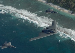 Bombarder B-2 u pratnji dva aviona F-22 