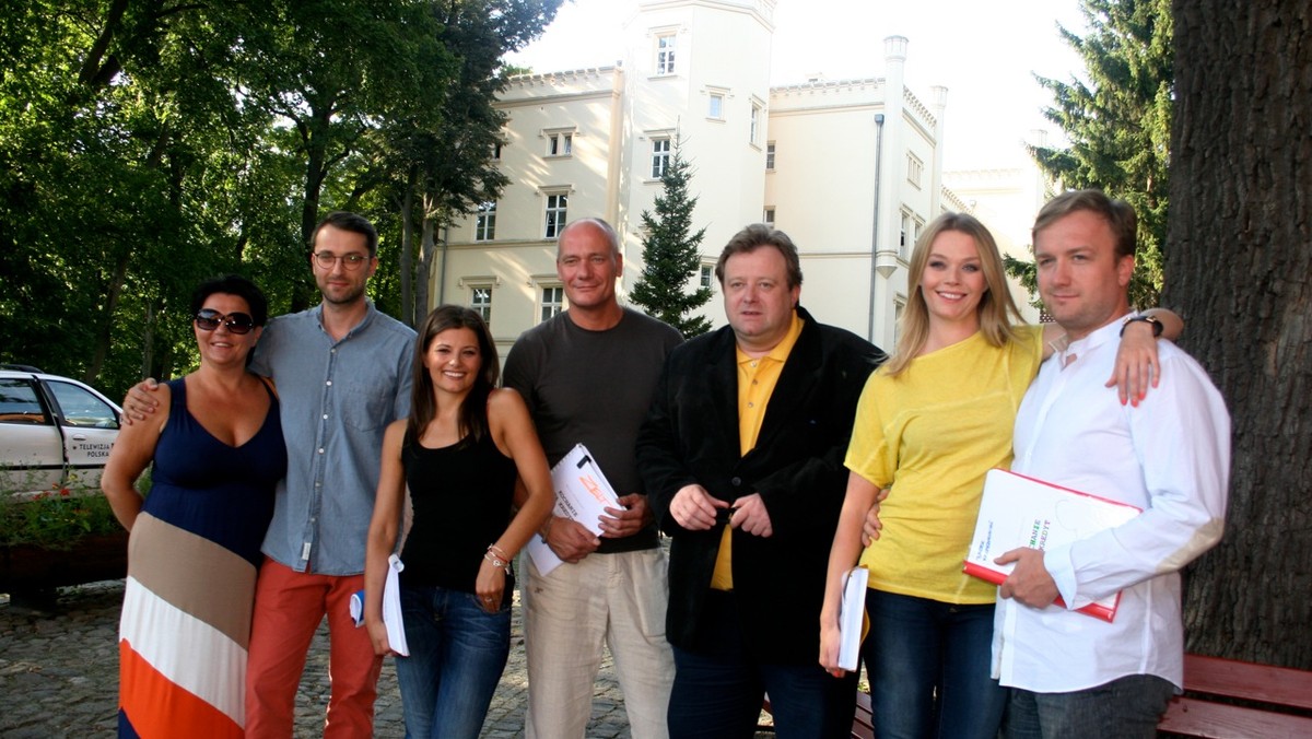 Dokładnie za dwa miesiące, 23 listopada, w Mermaid Theatre w Londynie odbędzie się uroczysta premiera spektaklu "Kochanie na kredyt" w reżyserii Olafa Lubaszenko. W sztuce grają znakomici aktorzy: Agnieszka Sienkiewicz, Filip Bobek, Tamara Arciuch, Bartłomiej Kasprzykowski i Piotr Zelt. Scenariusz napisał Marcin Szczygielski, a kostiumy zaprojektuje Tomasz Jacyków.