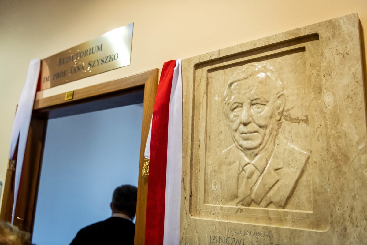 Tablica upamiętniająca prof. Jana Szyszko