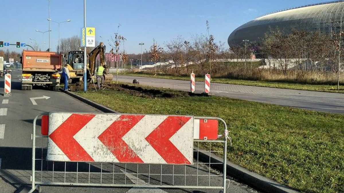 Po blisko dwóch latach ruszyła zapowiadana budowa postoju dla taksówek przy Tauron Arenie Kraków w rejonie ulic Dąbskiej i ul. Lema. Prace potrwają około dwóch tygodni w zależności od warunków atmosferycznych. Parking w tym miejscu bardzo się przyda, szczególnie podczas organizacji imprez kulturalnych i sportowych w tym obiekcie.