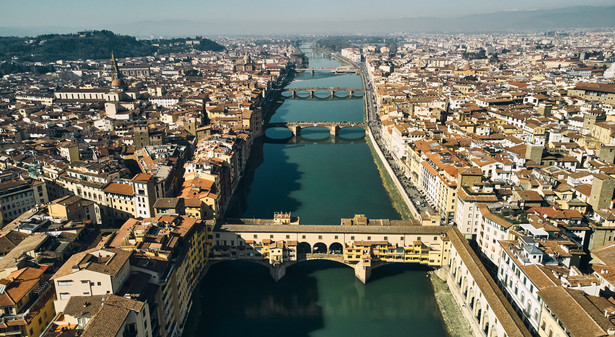 Wandale pomalowali Ponte Vecchio we Florencji. Grozi im kara do 40 tysięcy euro