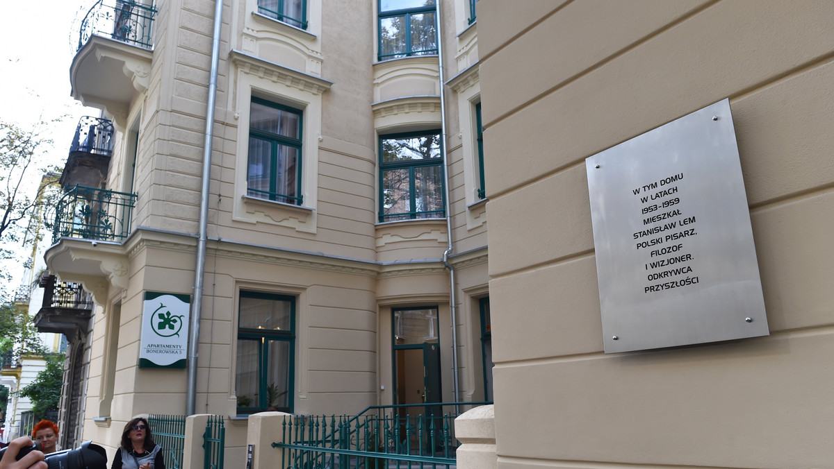 W Krakowie odsłonięto tablicę upamiętniającą Stanisława Lema na elewacji kamienicy przy ul. Bonerowskiej 5, gdzie pisarz mieszkał razem z żoną od 1953 do 1959 r.