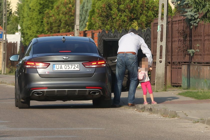 Dyrektor od Błaszczaka limuzyną rozwozi dzieci i łamie prawo!