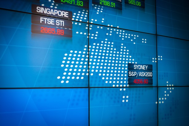 Tablica z kursami indeksów na giełdzie w Sydney, fot. Ian Waldie/Bloomberg