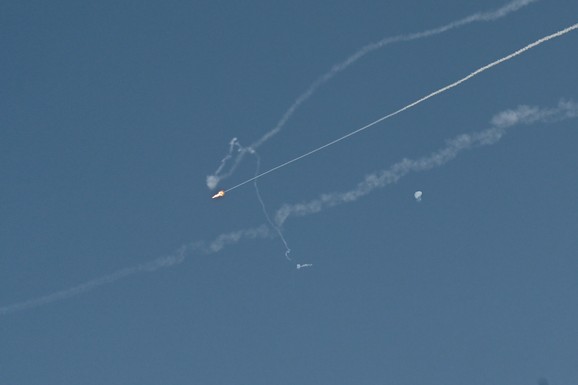 DRAMA U DUBAIJU Ostaci PRESRETNUTOG PROJEKTILA pali na auto, VOZAČ POGINUO: Reagovali timovi za hitne intervencije!