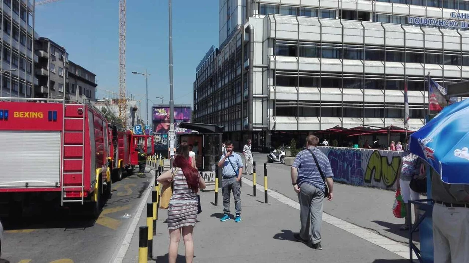 Vatrogasci proveravaju stanje u zgradi