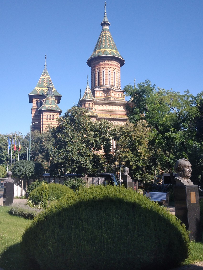 Pogled na rumunsku Sabornu crkvu iz jednog od parkova