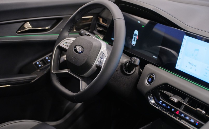 Jac Motors entra na Polônia. Este é um gigante chinês, especializado em cidade, carros familiares, SUVs, vanach, vans, pucaps, ônibus e caminhões. Aqui está o que os motoristas podem esperar ...