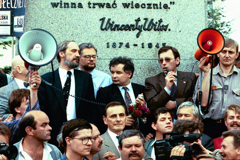 Antoni Macierewicz stoi obok Jarosława Kaczyńskiego na demonstracji pod hasłem "Zlustrować Belweder". Warszawa, 04.06.1993