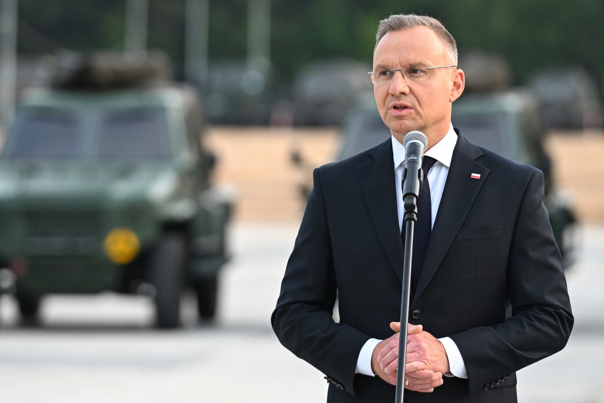 Karakule (woj. podlaskie), 10.06.2024. Prezydent RP Andrzej Duda podczas wypowiedzi dla mediów w Wojskowym Zgrupowaniu Zadaniowym Podlasie w Karakulach, 10 bm. (aldg) PAP/Wojtek Jargiło
