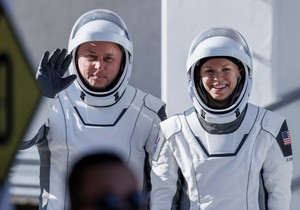 Majk Finki i Zena Kardman u Svemirskom centru Kenedi na Floridi 31. jula 2025.