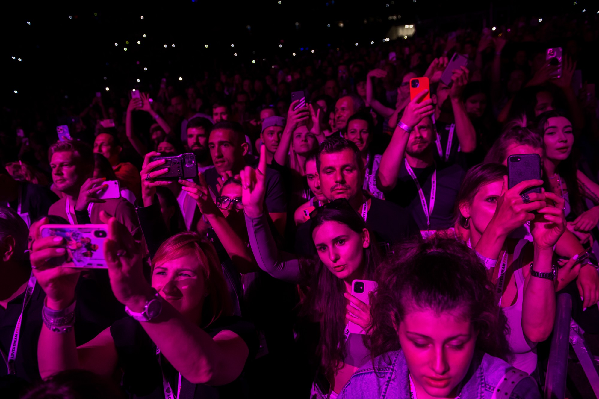 Diváci počas koncertu speváčky Dua Lipa na hudobnom festivale Lovestream.