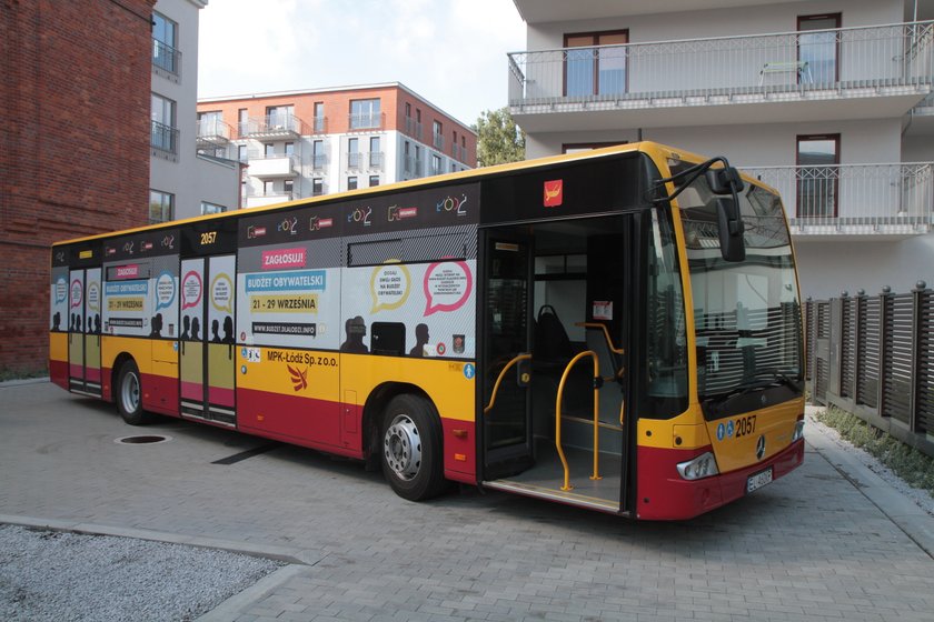 autobus MPK oklejony specjalną reklamą