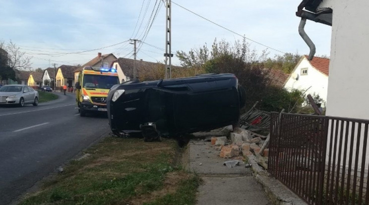 Az oldalára fordult terepjáró a levegőben többször megpördülve csapódott József házának kerítésébe. A férfi épp kint nyírta a füvet /fotó: police.hu