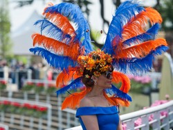 To się w (na) głowie nie mieści! Najdziwniejsze kapelusze z Ascot 2015