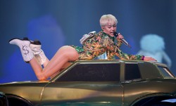 Miley Cyrus edukuje rozkładając nogi